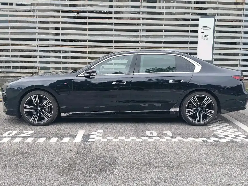 BMW i7 — фото 7