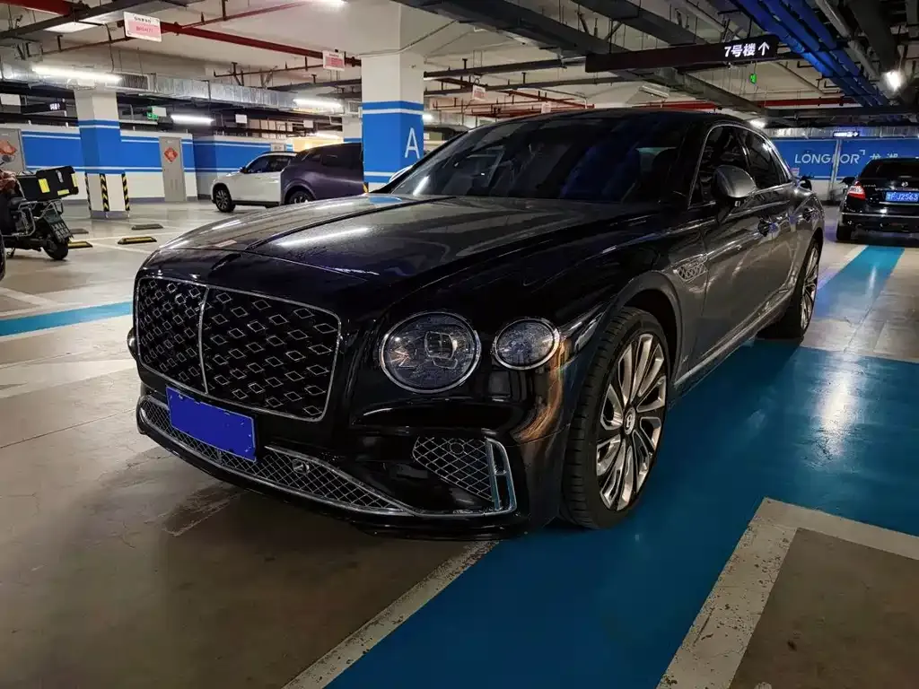 Bentley Flying Spur — фото 1