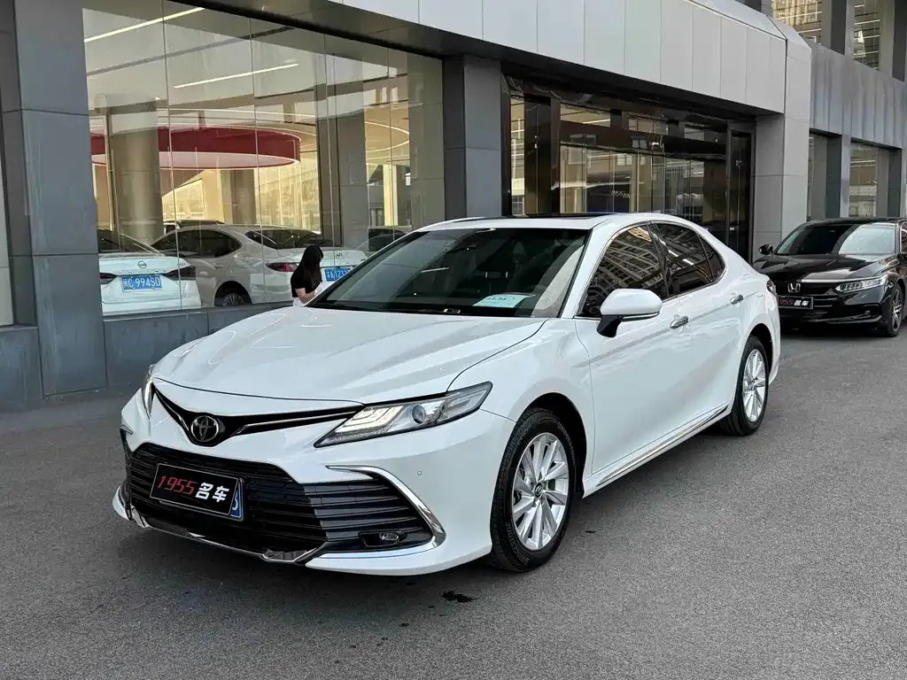 Toyota Camry — фото 1