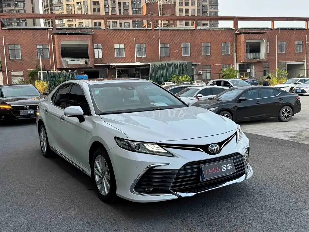 Toyota Camry — фото 2