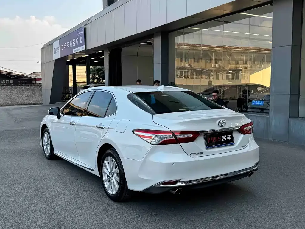 Toyota Camry — фото 8