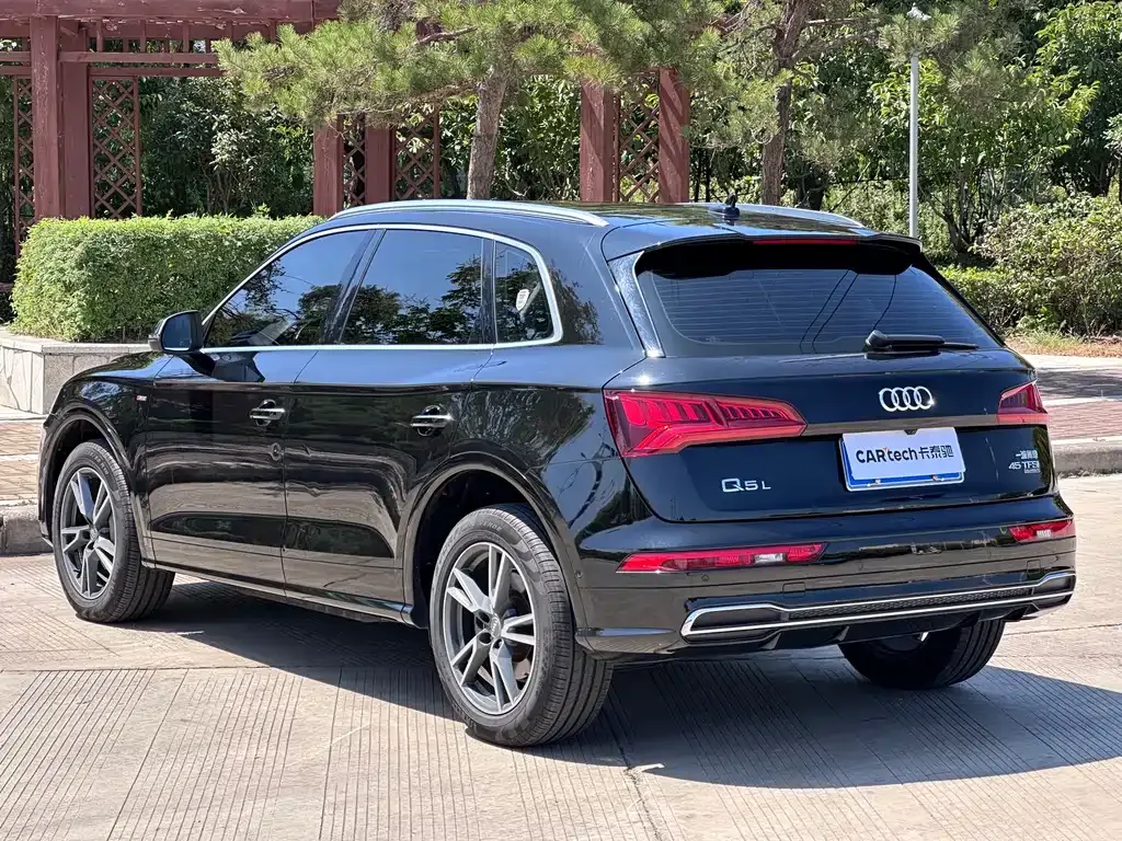 Audi Q5L — фото 10