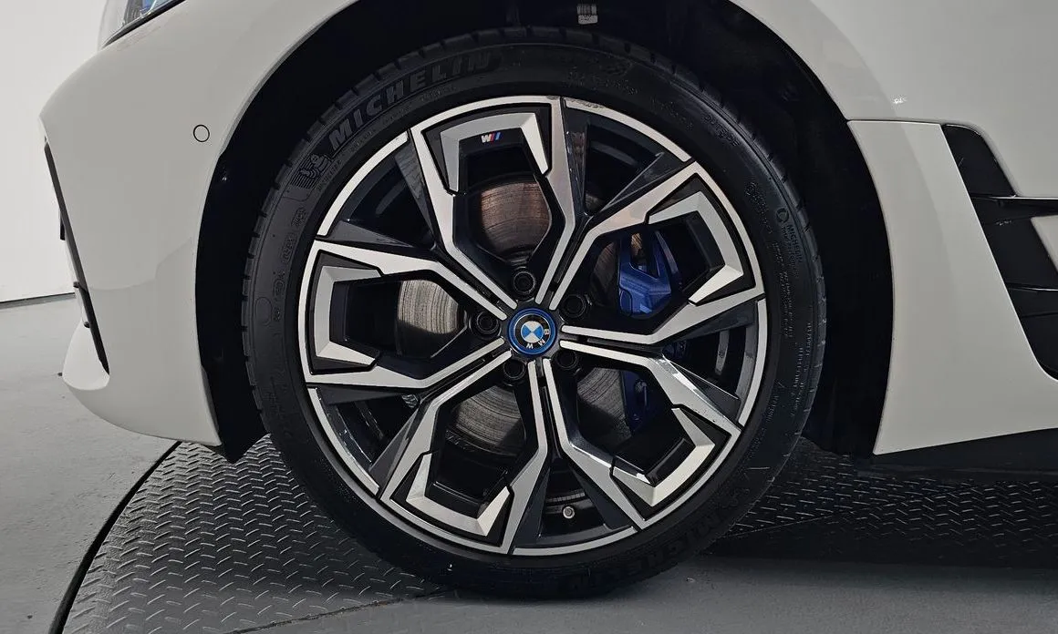 BMW i4 — фото 5