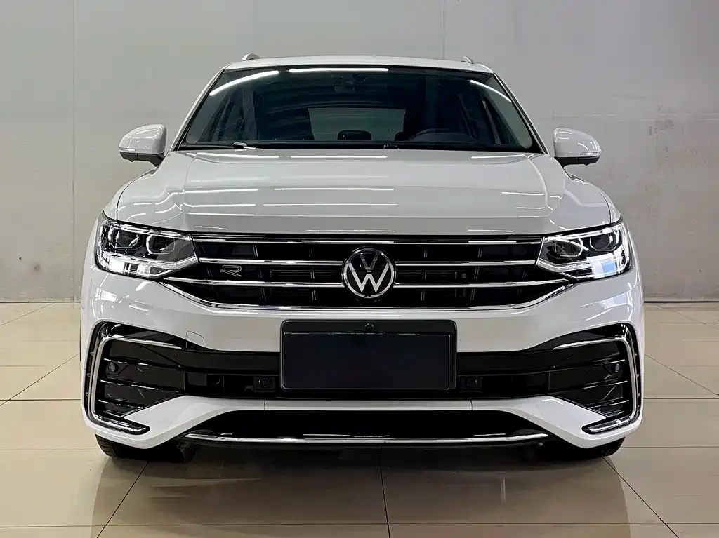 Volkswagen Tiguan L — фото 1