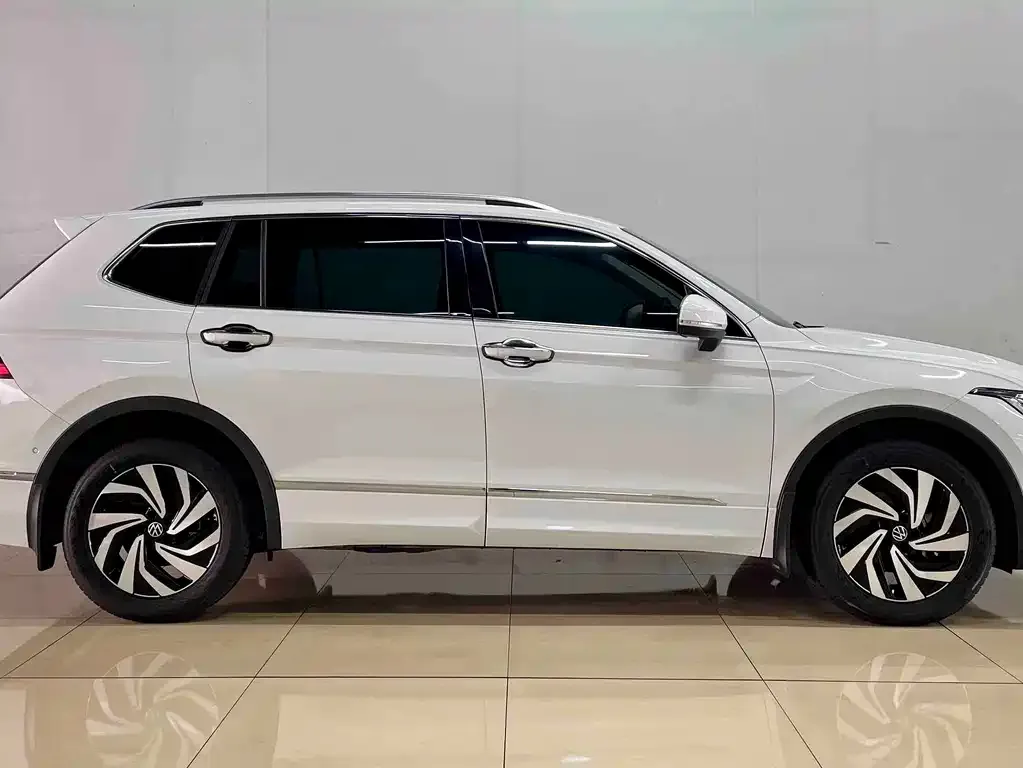 Volkswagen Tiguan L — фото 6