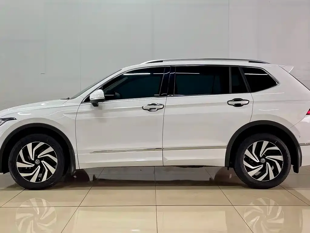 Volkswagen Tiguan L — фото 2