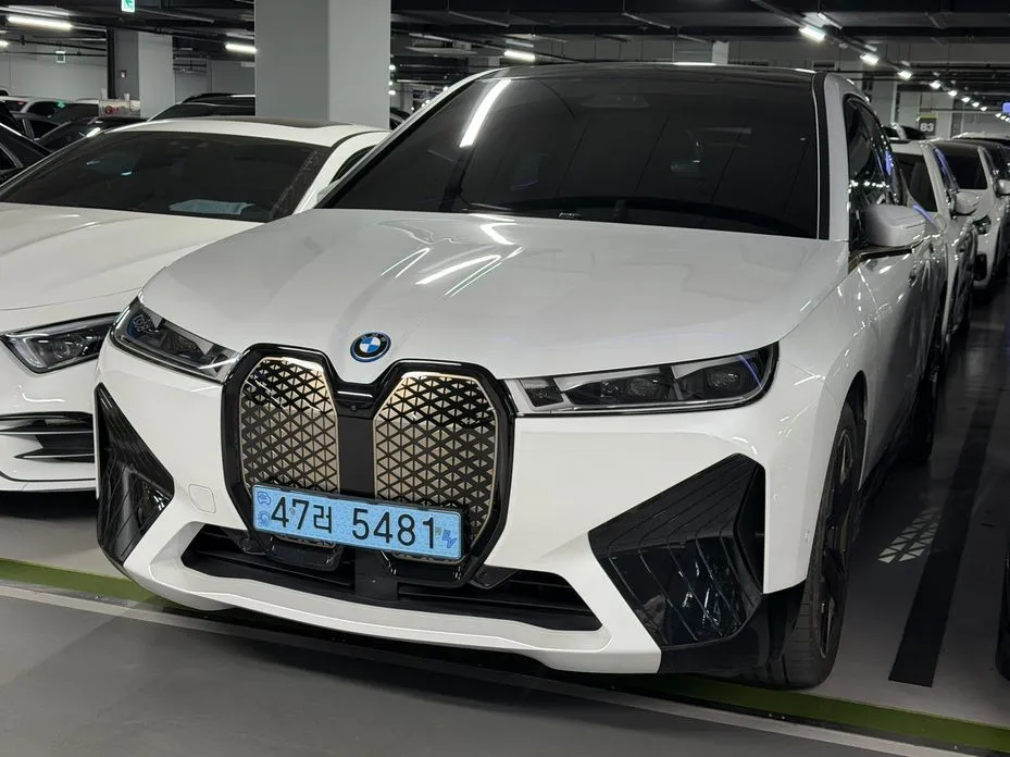 BMW iX — фото 1