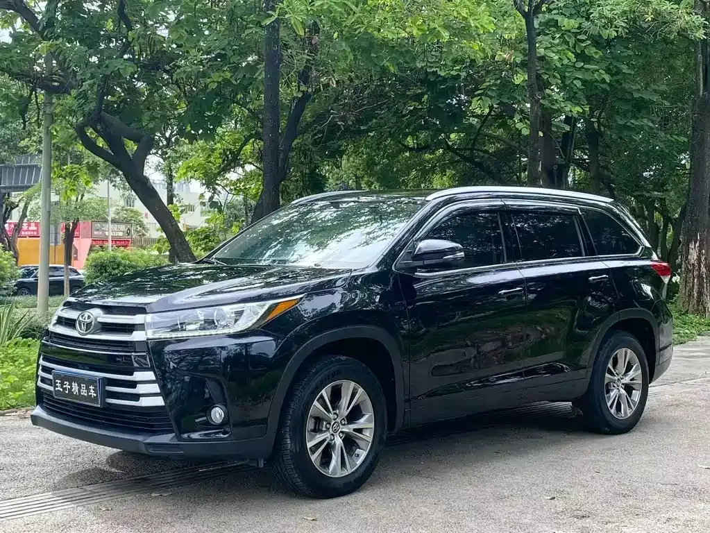 Toyota Highlander — фото 1