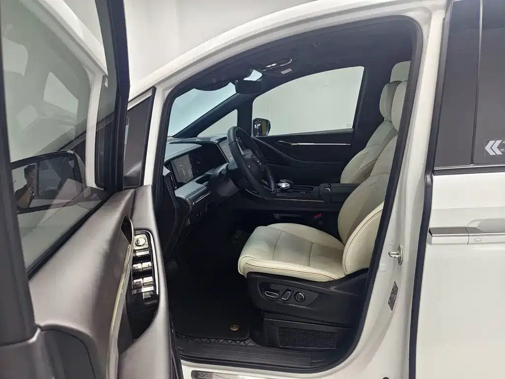 GAC Motor Trumpchi M8 — фото 10