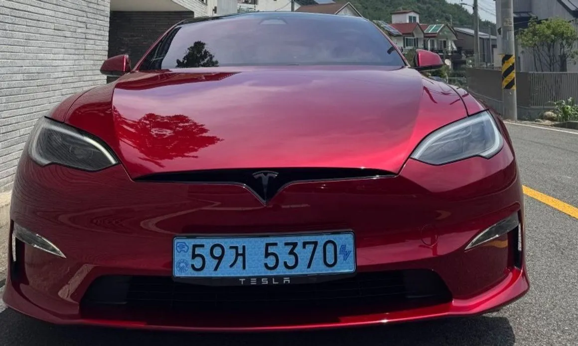 Tesla Model S — фото 1