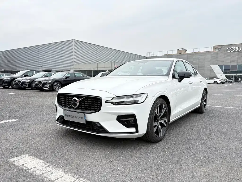 Volvo S60 — фото 1