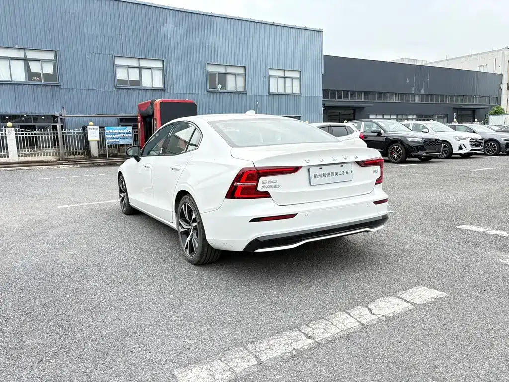 Volvo S60 — фото 10