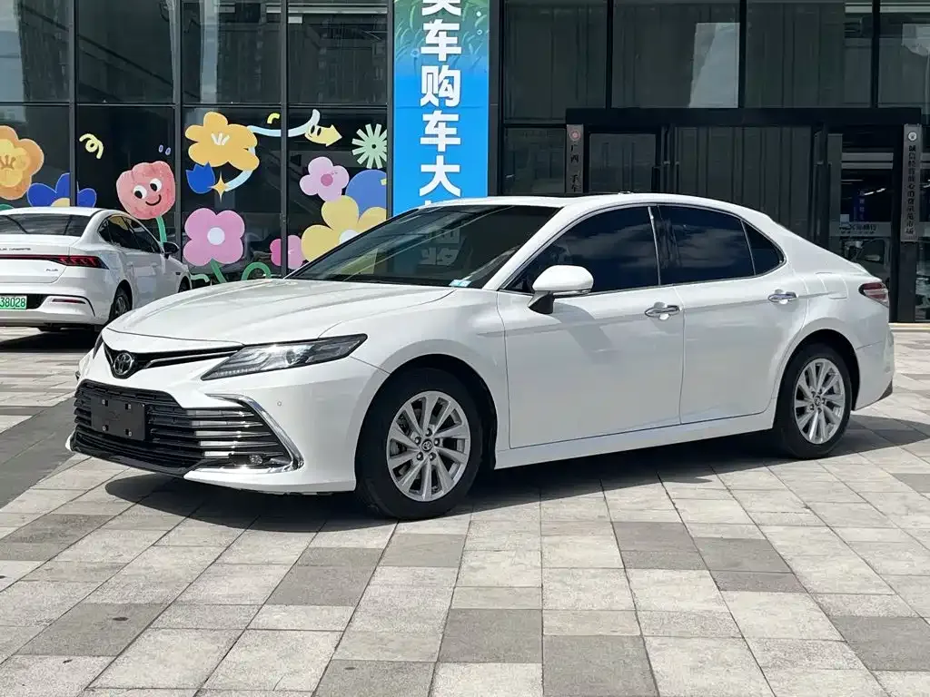 Toyota Camry — фото 1