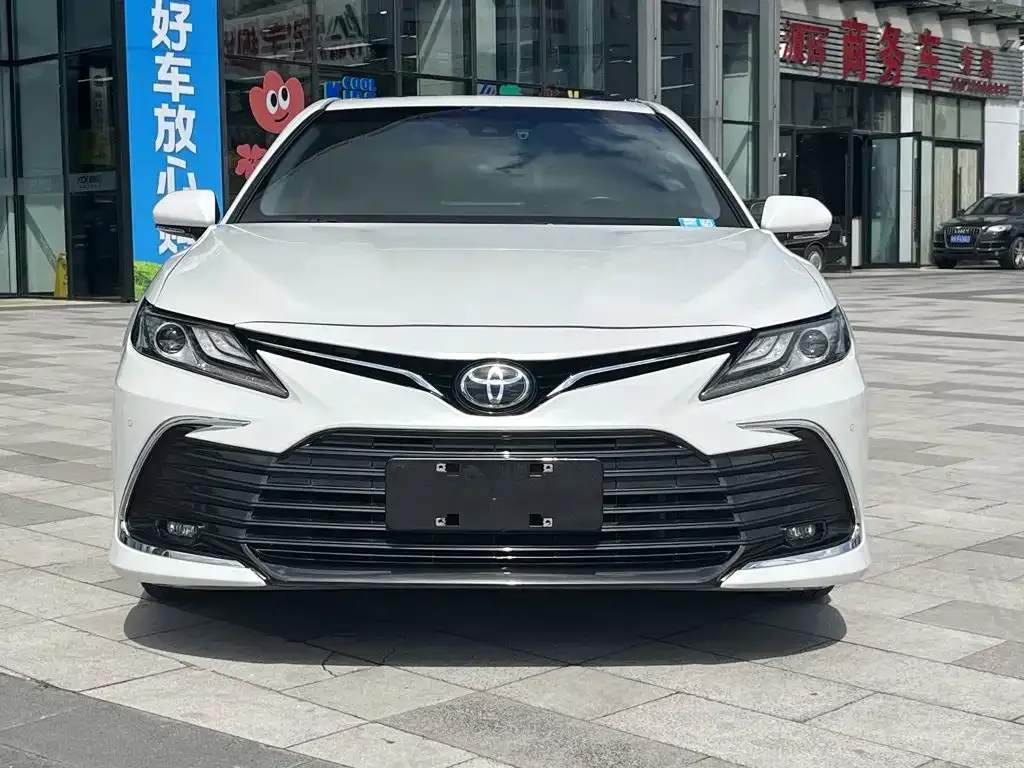 Toyota Camry — фото 2