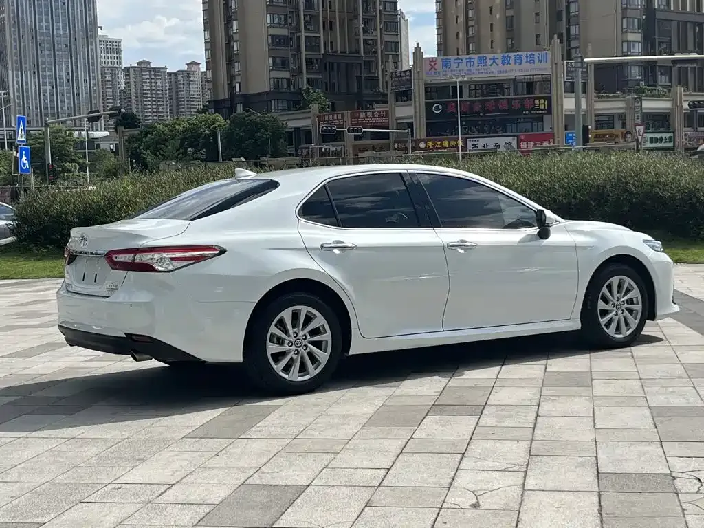 Toyota Camry — фото 3