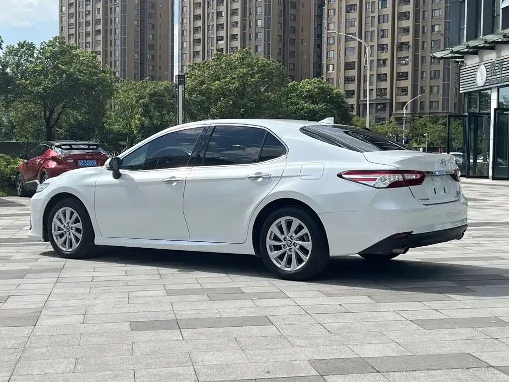 Toyota Camry — фото 10