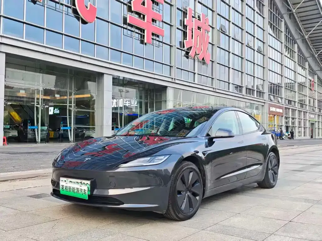 Tesla Model 3 — фото 1