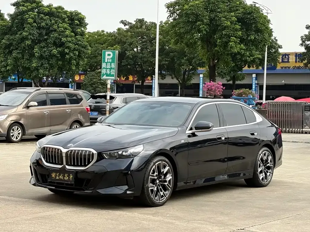 BMW 5 Series — фото 1