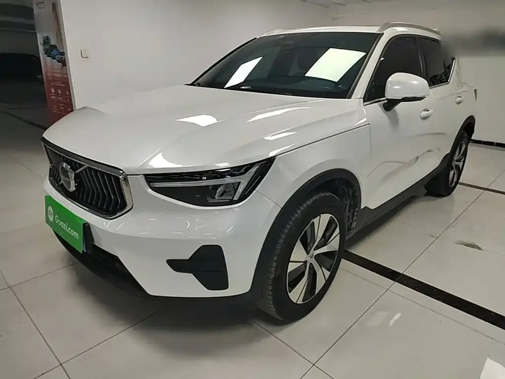 Volvo XC40 — фото 1