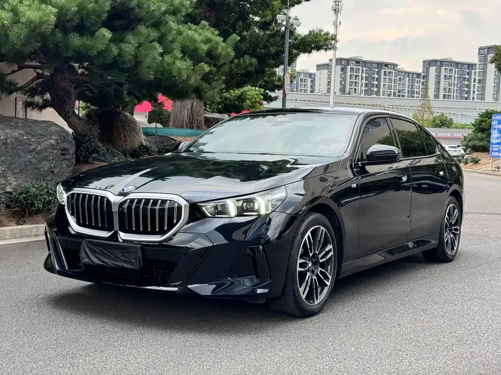 BMW 5 Series — фото 1
