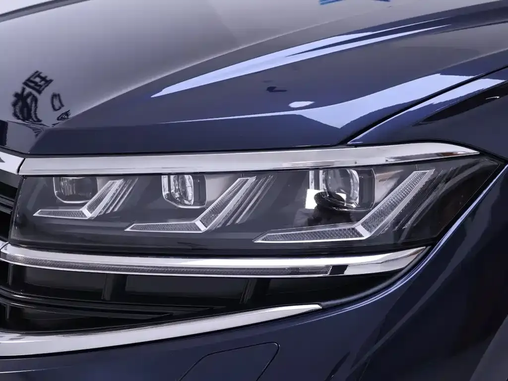 Volkswagen Touareg — фото 10