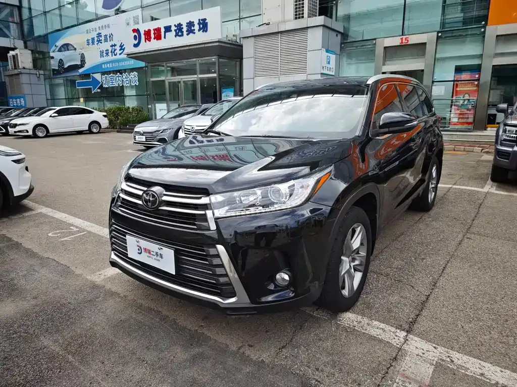 Toyota Highlander — фото 1