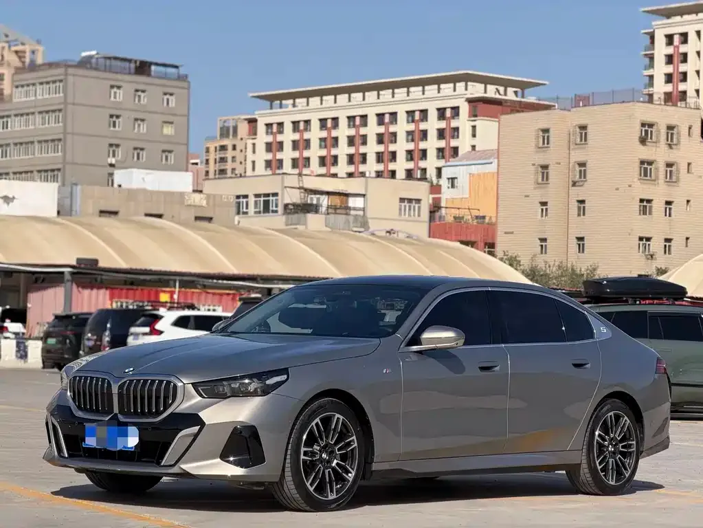 BMW 5 Series — фото 1