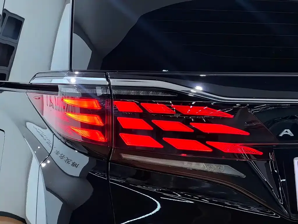 Toyota Alphard — фото 2