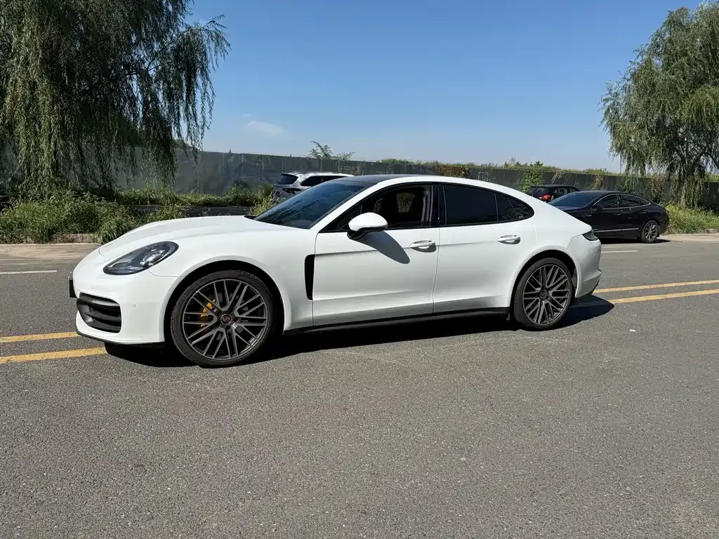 Porsche Panamera — фото 1