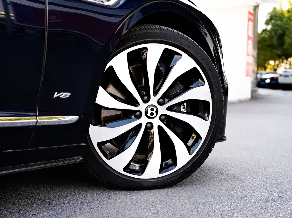 Bentley Flying Spur — фото 10