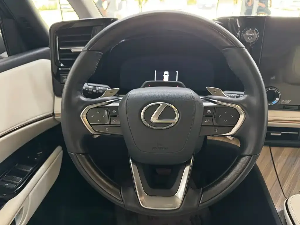 Lexus LM — фото 2