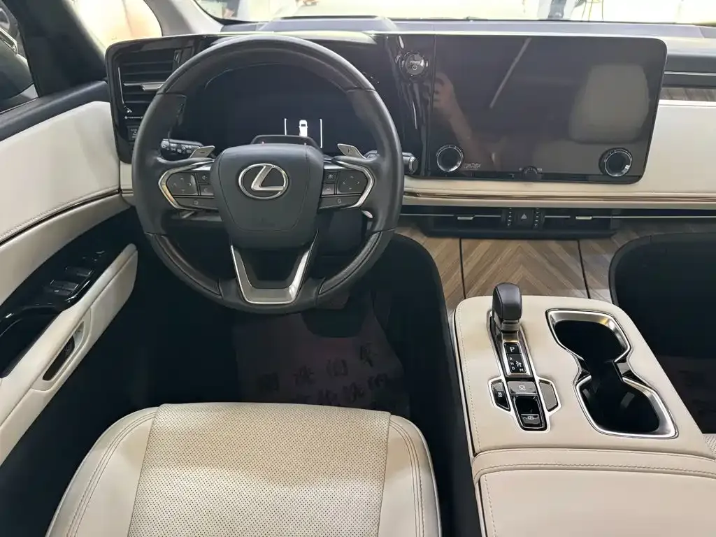 Lexus LM — фото 9