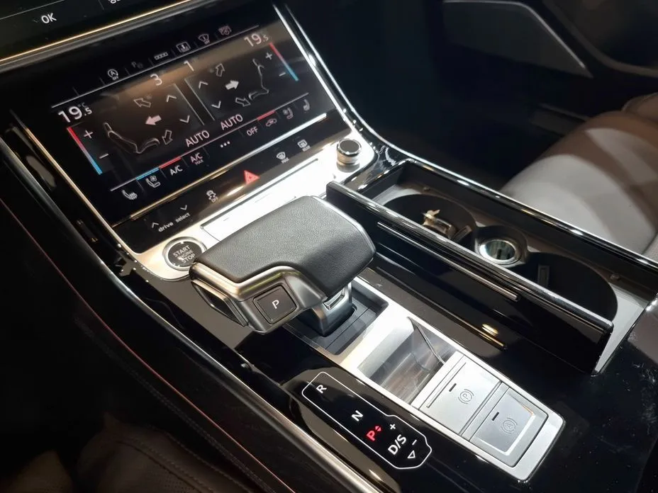 Audi A8 — фото 10