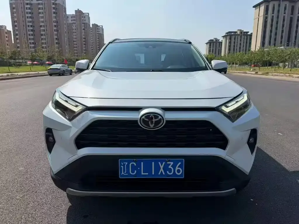 Toyota RAV4 — фото 1