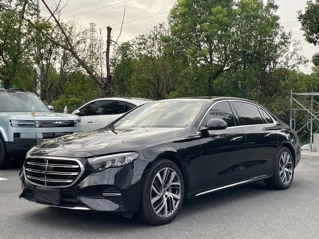Mercedes-Benz E-Class — фото 1