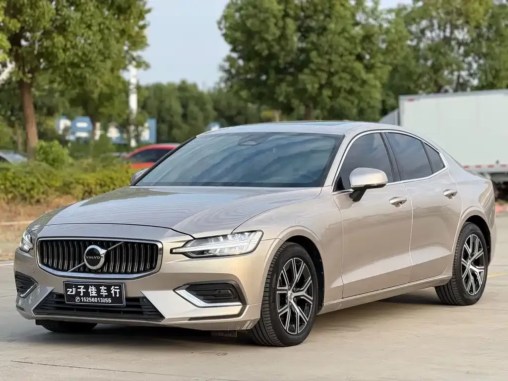 Volvo S60 — фото 1