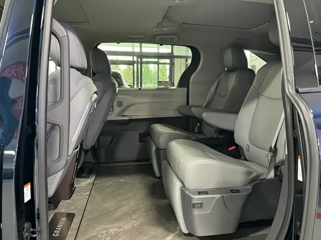 Toyota Granvia — фото 9