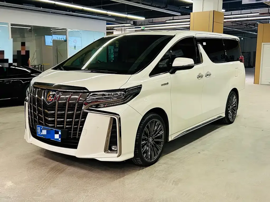 Toyota Alphard — фото 1