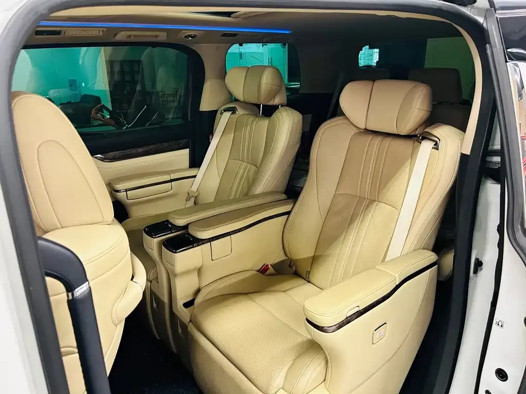 Toyota Alphard — фото 9