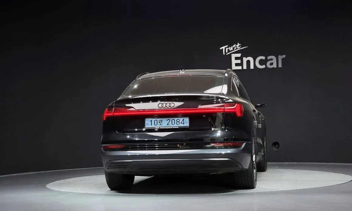 Audi e-tron — фото 5