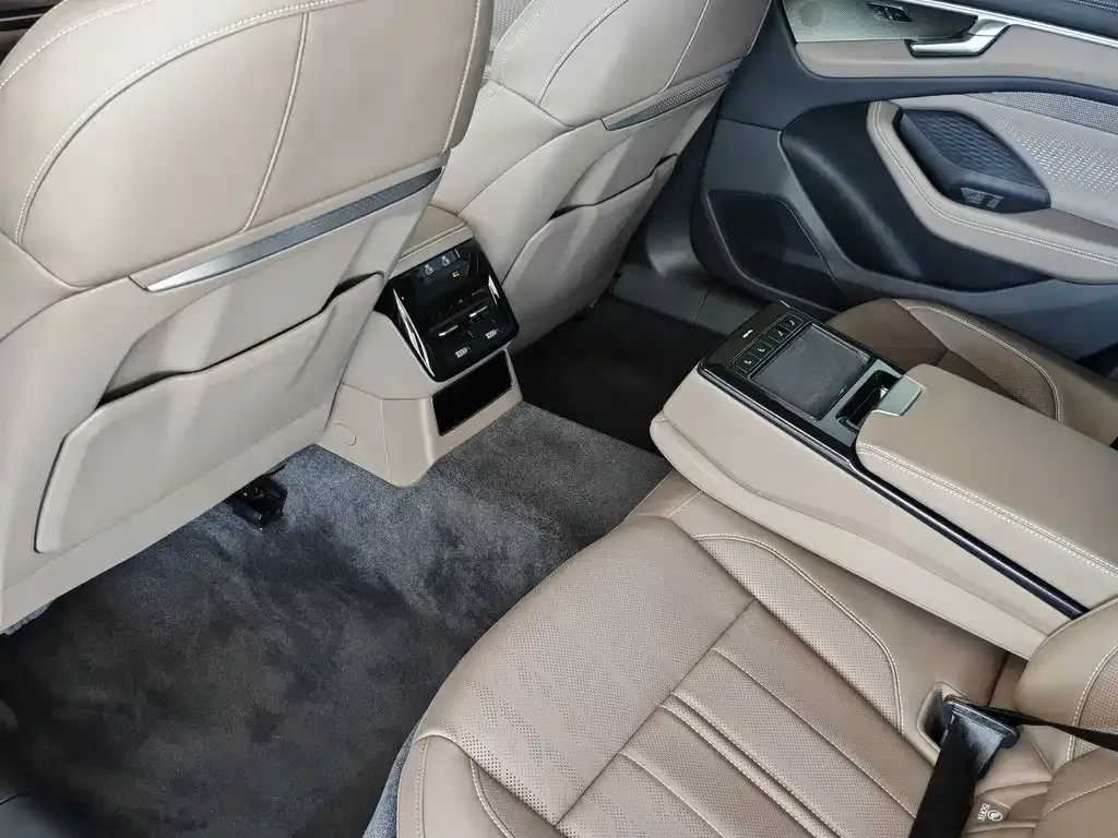 Audi A6L — фото 10