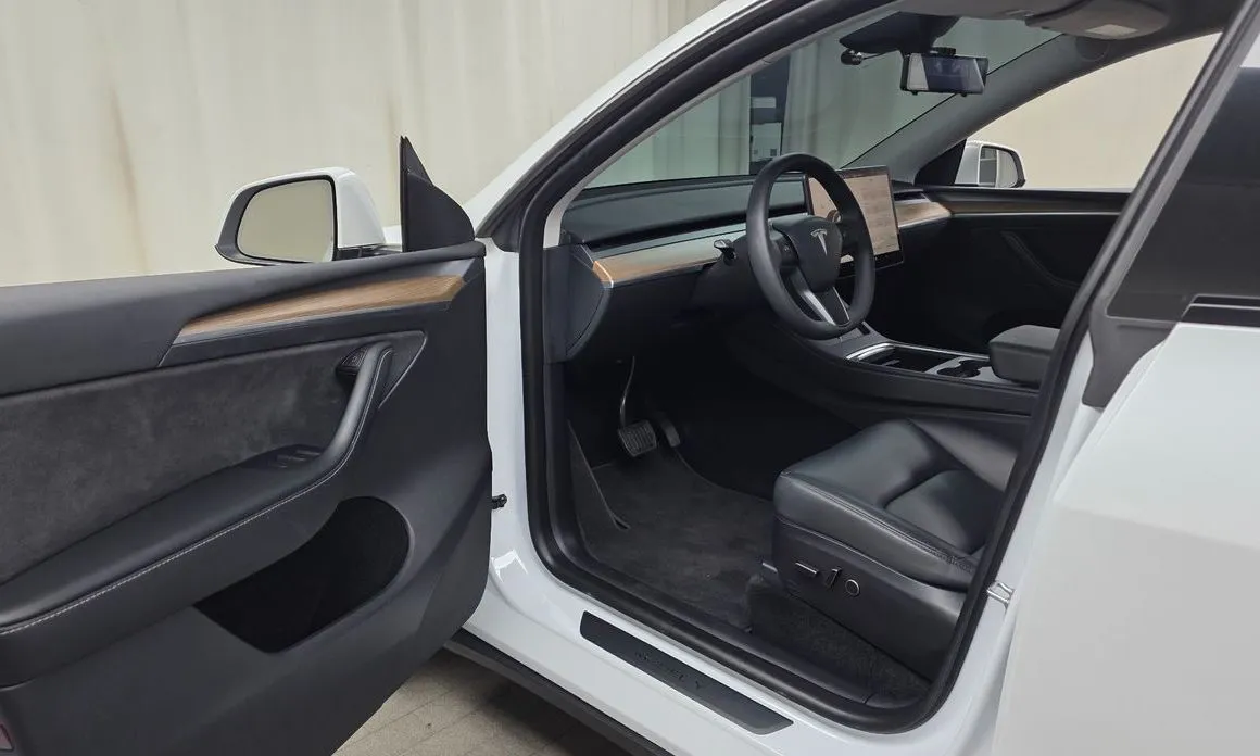 Tesla Model Y — фото 8