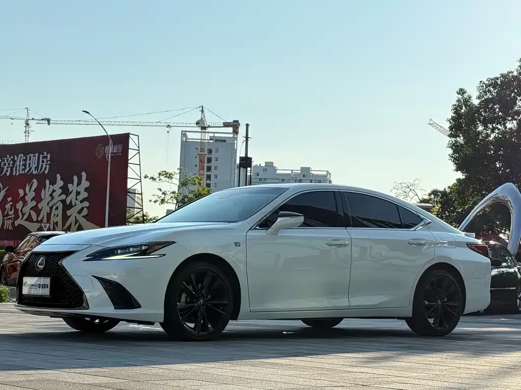 Lexus ES — фото 1