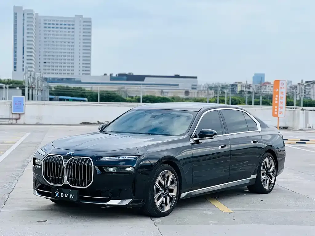 BMW 7 Series — фото 1