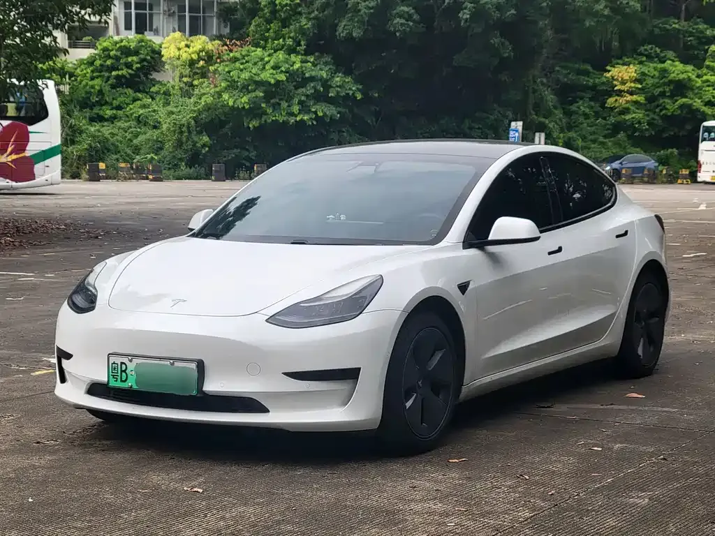 Tesla Model 3 — фото 1