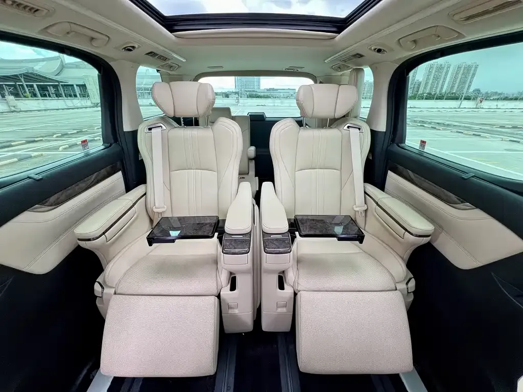 Toyota Alphard — фото 2