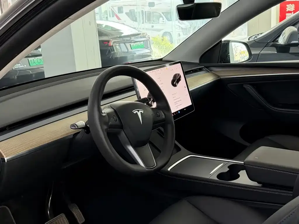 Tesla Model Y — фото 3