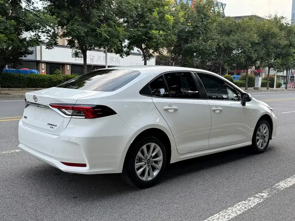 Toyota Corolla — фото 10