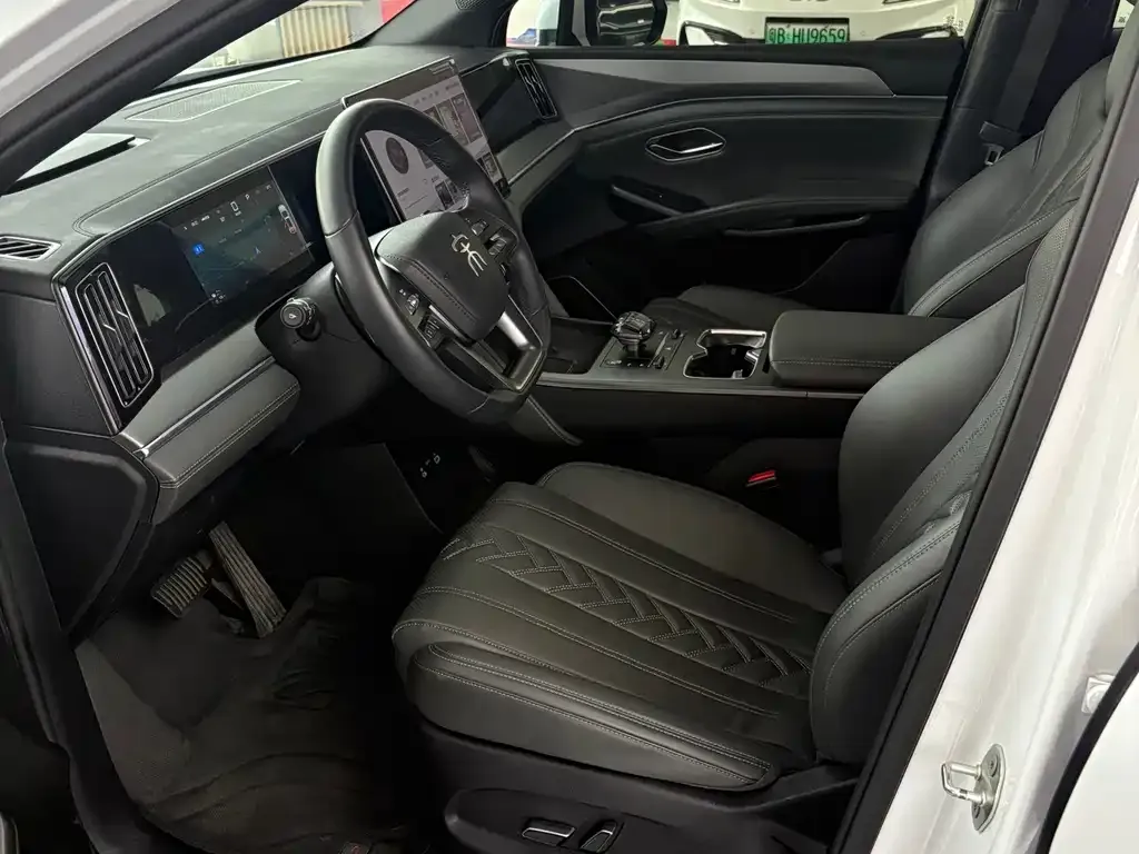 BYD L DM-i — фото 3