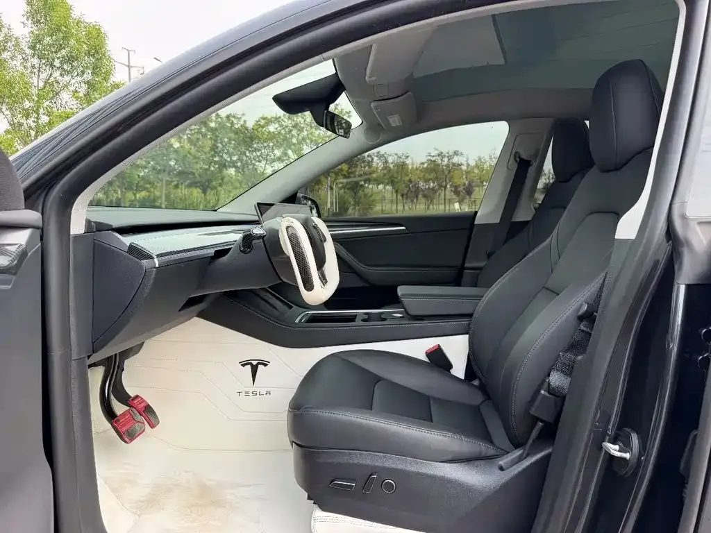 Tesla Model Y — фото 10
